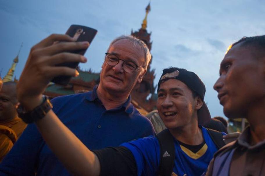 Claudio Ranieri durante un selfie con un tifoso thailandese. AFP
